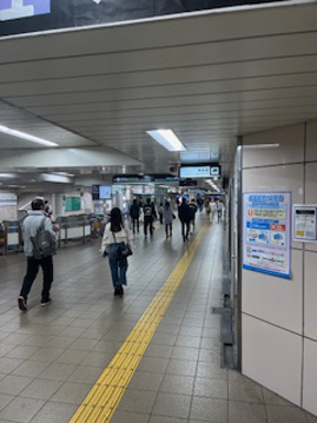 東梅田駅改札をさらに直進してください。