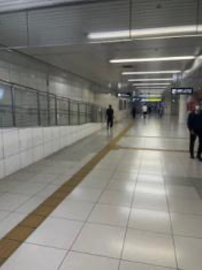 北新地駅改札を出て右に進みます。