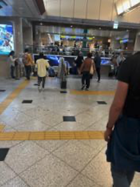 エスカレーターで地階に入ります。