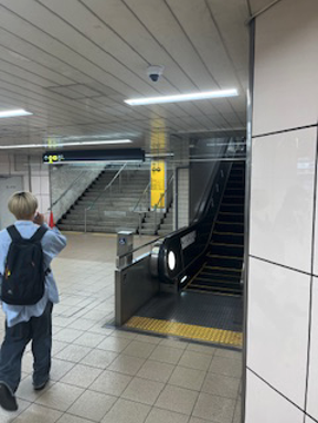 右手のエスカレーターで上へ!