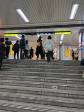 まず、エスカレーターを昇ります。