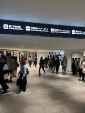 梅田駅を出た後は、右手に向かってください。