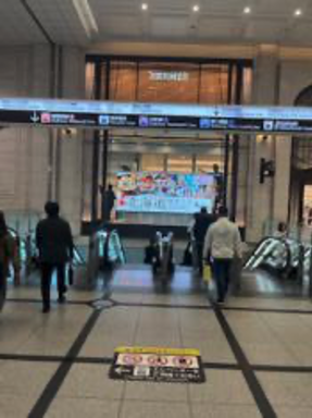 阪急百貨店の側を通って、エスカレーターで地階に入ります。