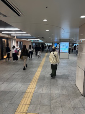 百貨店口を出たら右手に向かってください。