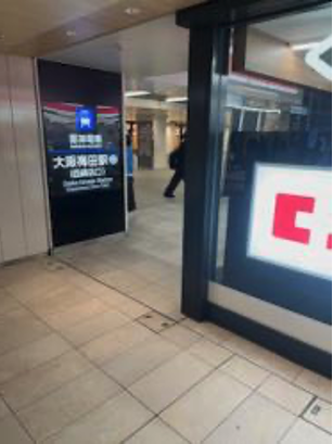 ココカラのある角で右折します。阪神百貨口です。